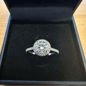 White gold, 1 carat diamond engagement ring